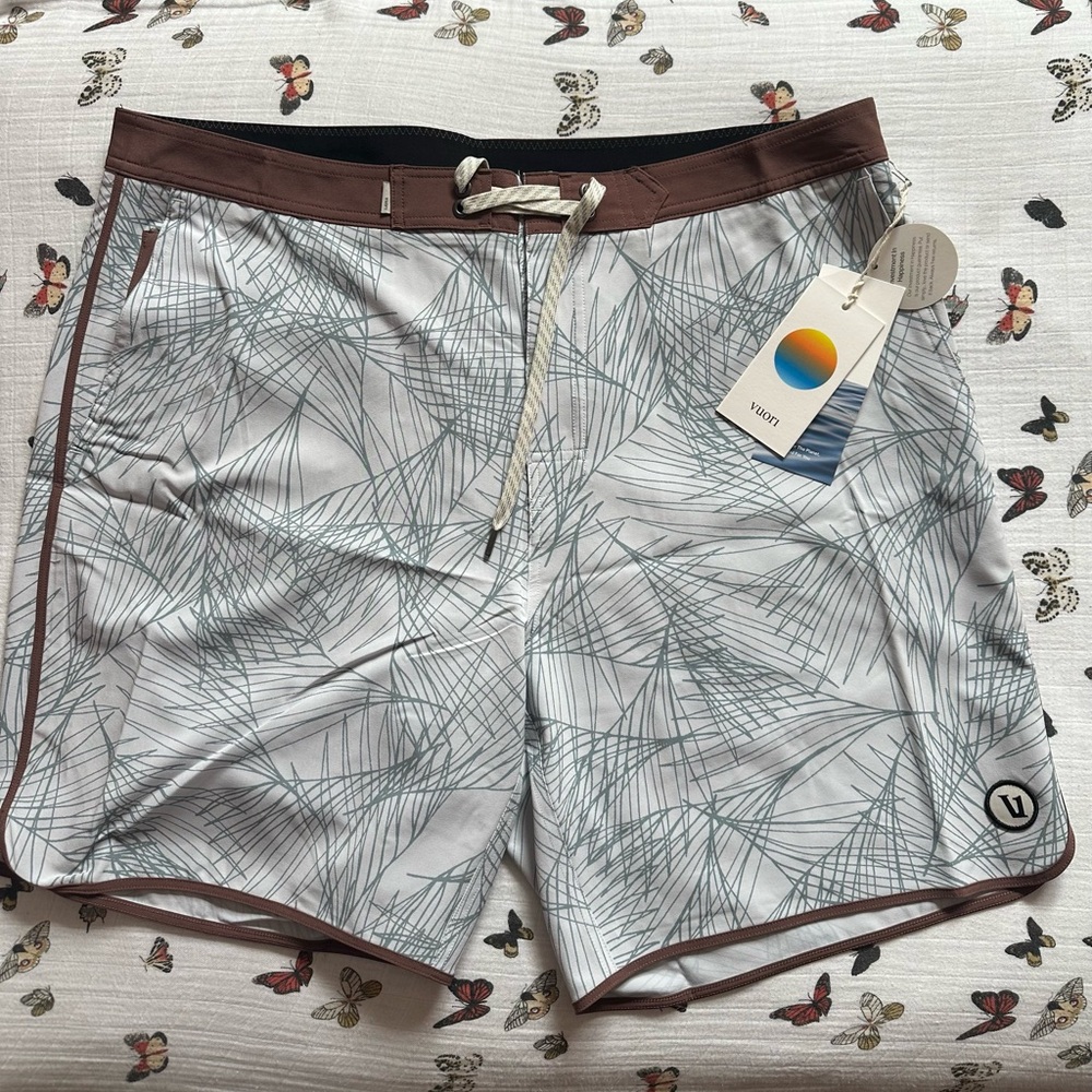 NWT Vuori Men’s Cruise Boardshorts 7” - size 36
